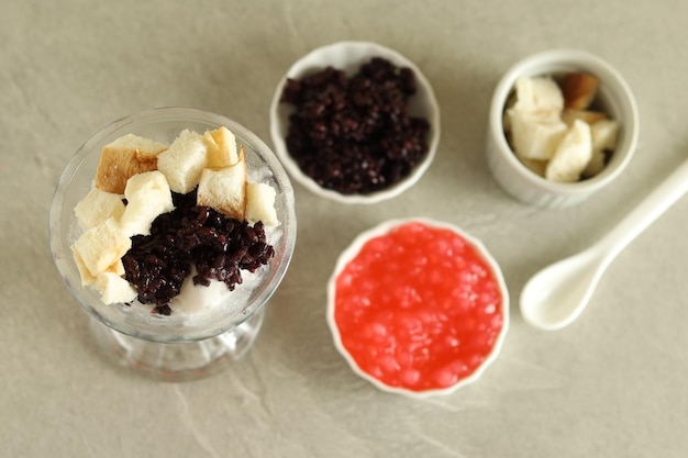 Es Podeng, sobremesa tradicional de sundae de sorvete de coco, popular em Jacarta.