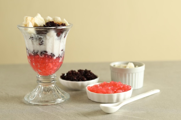 Es Podeng, traditionelles Dessert aus Kokosnuss-Eisbecher, beliebt in Jakarta.