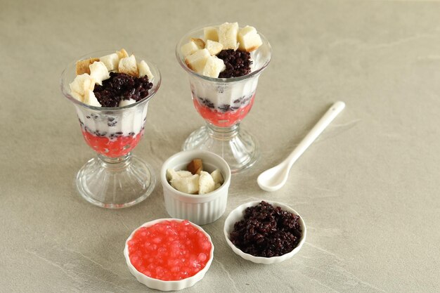 Es Podeng, traditionelles Dessert aus Kokosnuss-Eisbecher, beliebt in Jakarta.