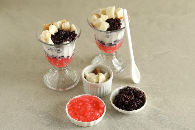 Es Podeng, traditionelles Dessert aus Kokosnuss-Eisbecher, beliebt in Jakarta.