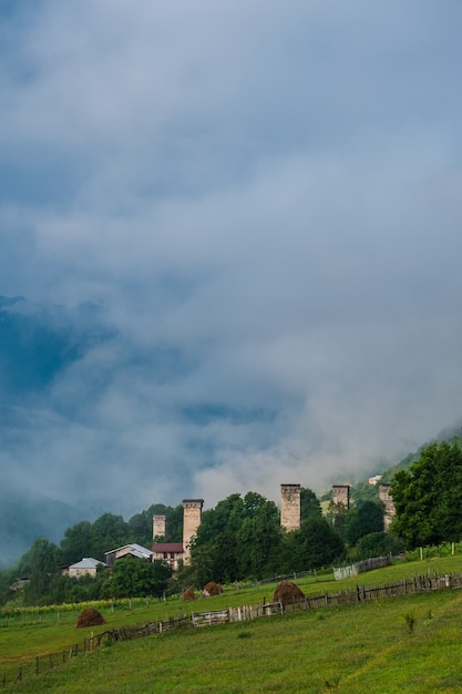 Es un pueblo de las tierras altas en el noroeste de Georgia, a una altura de 1500 metros en las montañas del Cáucaso.