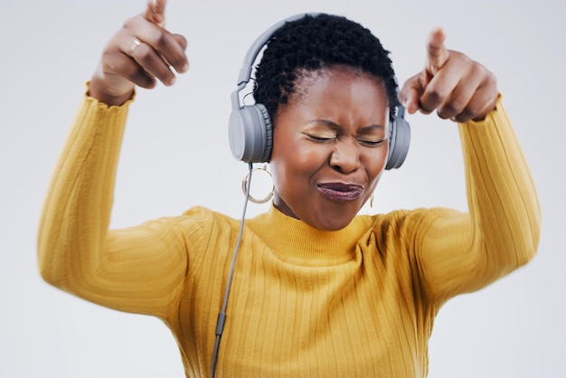 Esta es su foto de estudio favorita de una atractiva joven bailando sobre un fondo gris.