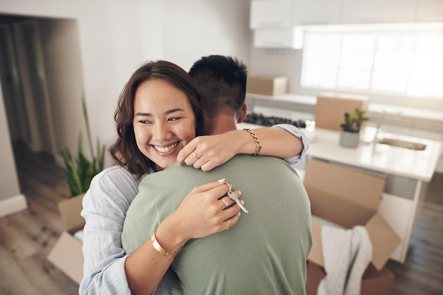 Este es un sueño hecho realidad para nosotros Fotografía de una pareja abrazándose mientras se mudan a su nuevo hogar