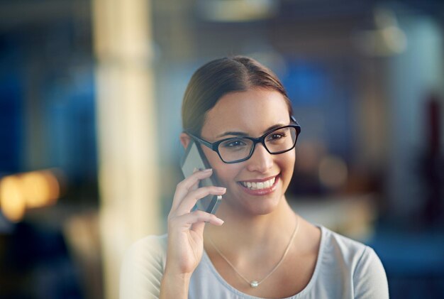 Es tan agradable escuchar tu voz Captura recortada de una atractiva joven empresaria en la oficina