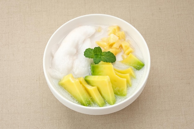 Es teler ou es teller é uma sobremesa indonésia composta de abacate, coco jovem e jaca.