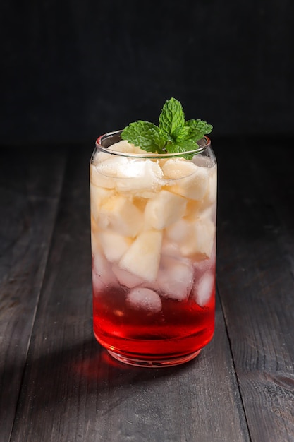 Es Timun suri é uma bebida frutada fria da Indonésia Timun suri ou cucurbitaceae