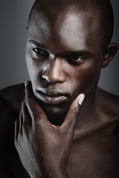 Es del tipo de pensamiento silencioso Un hombre africano que parece pensativo en el estudio