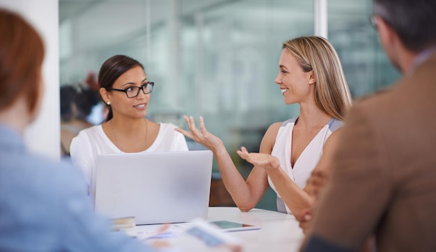 Es una toma espléndidamente simple de dos colegas discutiendo ideas.