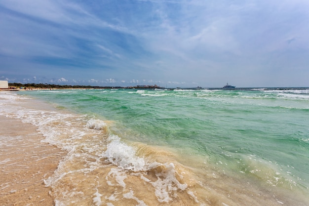 Es Trenc - hermosa playa con agua turquesa en la isla de Mallorca, España