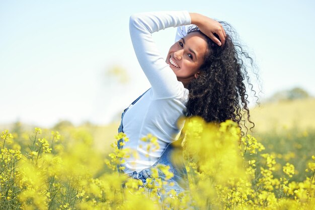 Este es el único lugar que me hace sentir así. Una foto de una hermosa joven en un floreciente campo de colza.