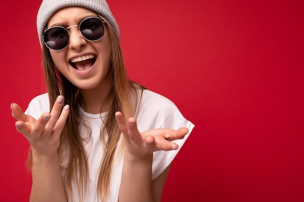 ¿Es usted serio foto en primer plano de hermosa atractiva sorprendida sorprendida joven sorprendida con abierto