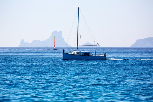 Es Vedra Ibiza silhueta com vista para barcos Formentera