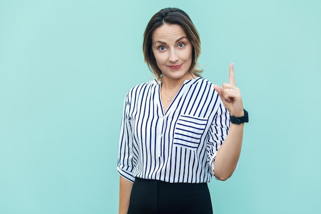 Es una vergüenza que la señora linda del trabajador de la mujer de negocios que señala el dedo hacia arriba y la cara sonriente