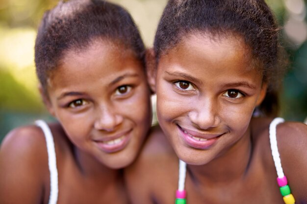 Es un vínculo que no se puede romper Retrato de dos hermanas gemelas juntas afuera