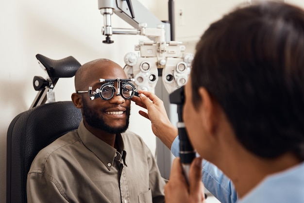Es war Klarheit auf den ersten Blick Aufnahme eines jungen Mannes, der von einem Optiker eine neue Brille angepasst bekommt