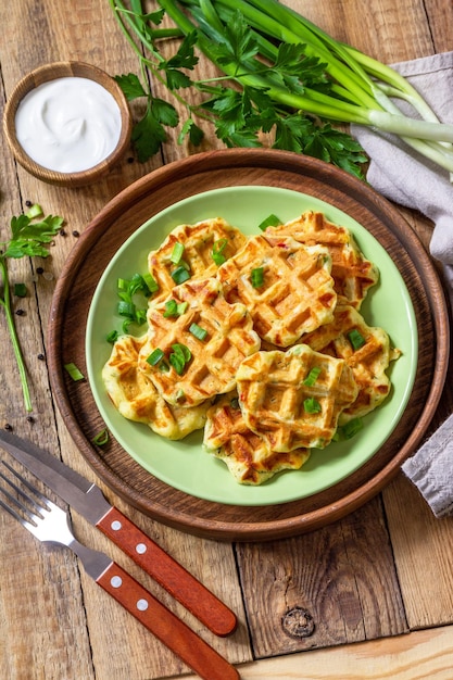 Es werden nicht süße Waffeln mit Kartoffeln, Erbsen, Paprika und Käse serviert