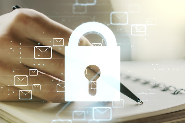 Esbozo de bloqueo creativo con holograma de símbolos de correo electrónico y escritura a mano del hombre en el bloc de notas sobre la protección de fondo del concepto de datos personales Multiexposición