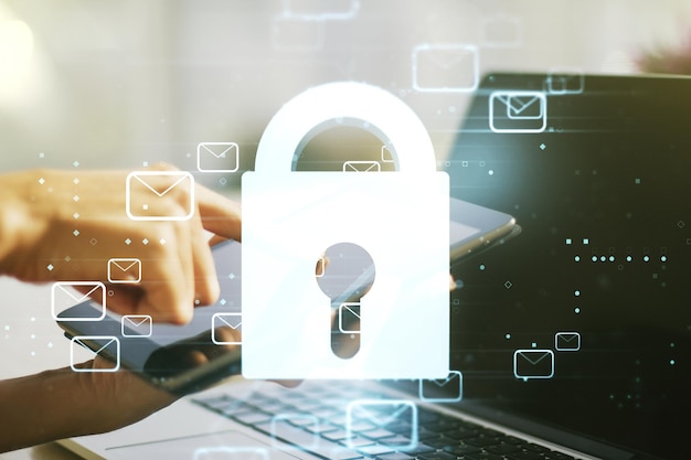 Esbozo de bloqueo creativo con holograma de símbolos de correo electrónico y trabajo manual con una tableta digital sobre la protección de fondo del concepto de datos personales Multiexposición
