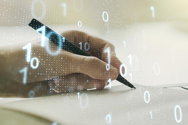 Esbozo de código binario abstracto creativo y escritura a mano del hombre en el bloc de notas sobre piratería de fondo y concepto de matriz Multiexposición