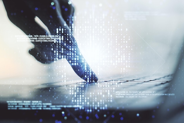 Esbozo de cráneo de código creativo y manos escribiendo en el teclado de la computadora sobre el robo de antecedentes de datos personales y el concepto de malware Multiexposición