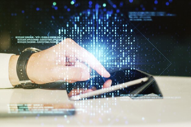 Esbozo de cráneo de código creativo y trabajo manual con una tableta digital sobre robo de antecedentes de datos personales y concepto de malware Multiexposición