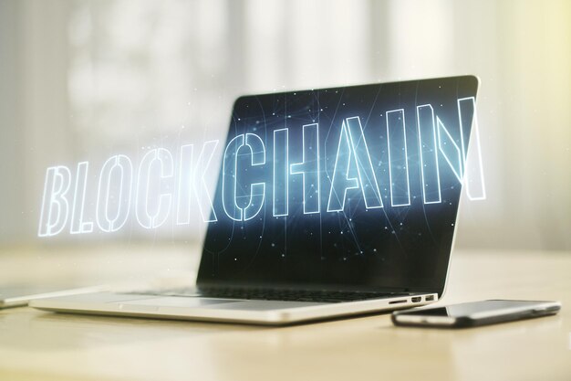 Esbozo creativo de la tecnología blockchain en el fondo de la computadora portátil moderna Tecnología futura y concepto de blockchain Doble exposición