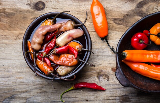 Escabeche latino-americana - pimenta fermentada. Pimentão marinado picante