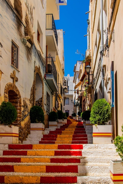 escada antiga em Calpe Espanha na cidade velha pintada de vermelho e amarelo nas cores da bandeira do país