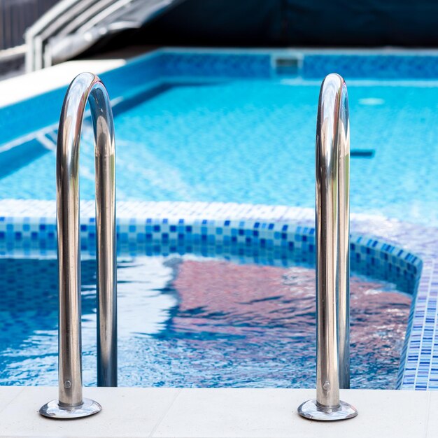 Escada de aço na piscina Passos emborrachados mosaico de cerâmica azul na piscina