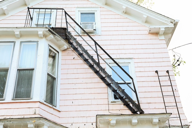 Escada de emergência para saída de incêndio pendurada fora de uma casa, vital para evacuação e segurança durante incêndios