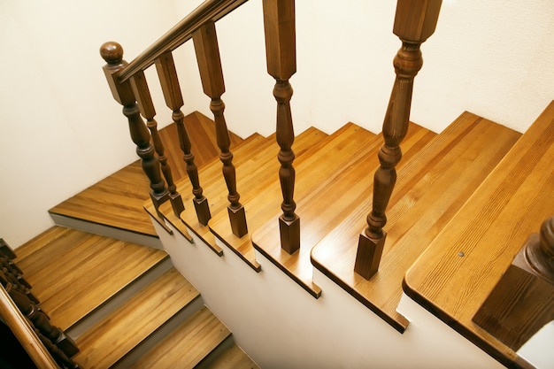 Escada de madeira Interior da casa suburbana