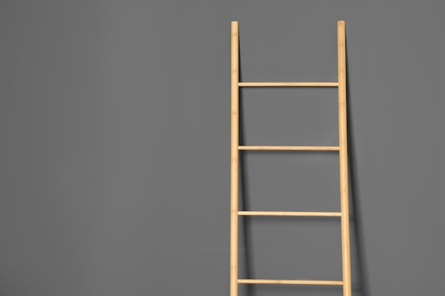Escada de madeira moderna em fundo cinza Espaço para texto
