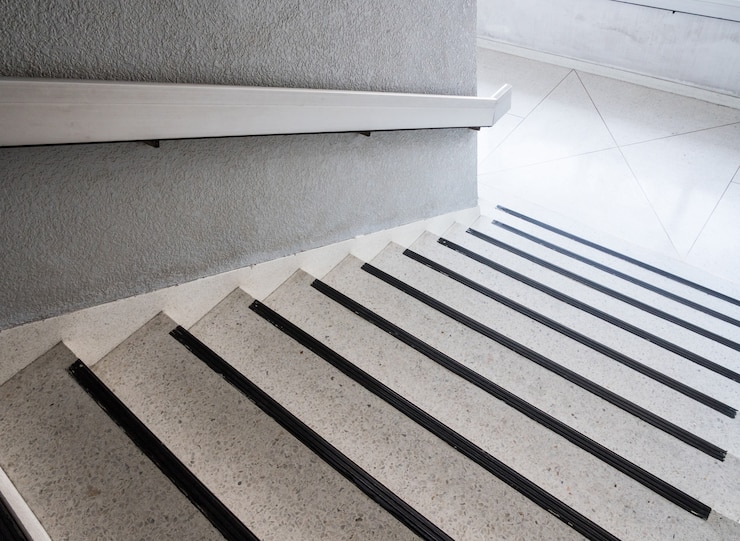Foto escada de mármore branco com trilho de metal.