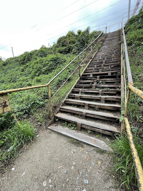 Escada de metal enferrujado ao ar livre