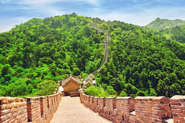 Escada de pedra da Grande Muralha da China, seção "Mitianyu". Subúrbios de Pequim.