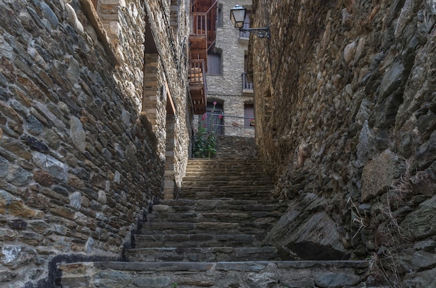 Escada de pedra em um backstreet rural