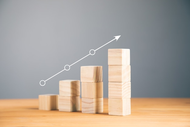 Escada de sucesso no conceito de crescimento de negócios, blocos de madeira