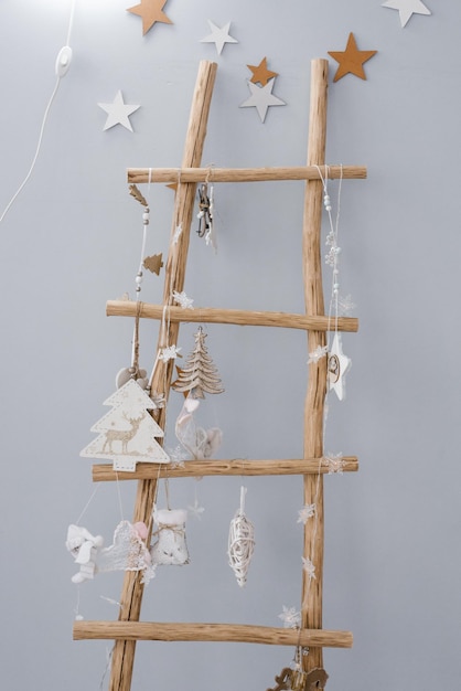 Escada decorativa de madeira decorada com brinquedos infantis para o Natal