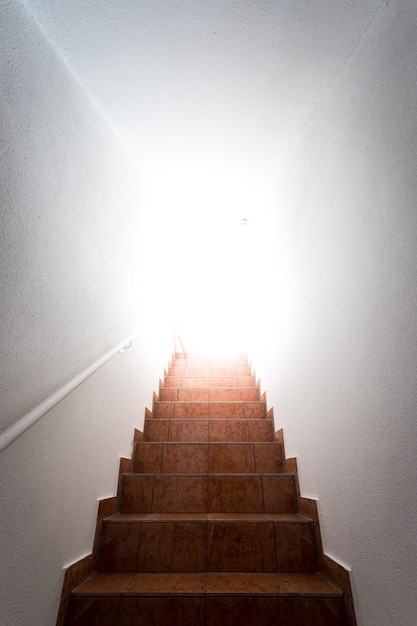Escada do porão com trilhos luz solar natural brilhante