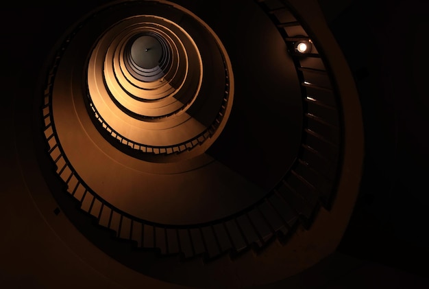 Foto escada em espiral em uma casa alta de vários andares na forma de um conceito de arquitetura da proporção dourada