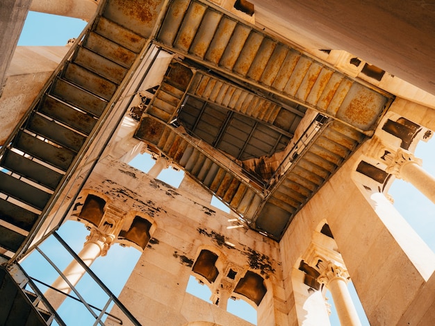 Escada em espiral na torre do sino da igreja na divisão da croácia