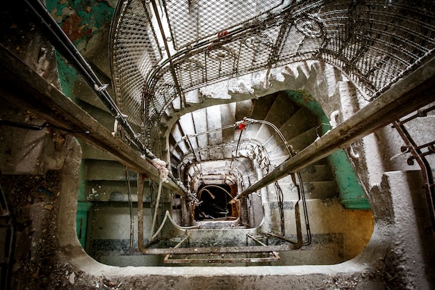 Escada em uma velha casa abandonada.