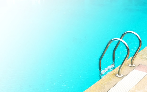 Foto escada inoxidável da piscina. fundo ao ar livre.