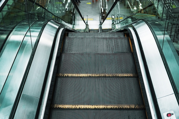 Escada rolante elevando degraus nas salas de espera da estação. subindo as escadas