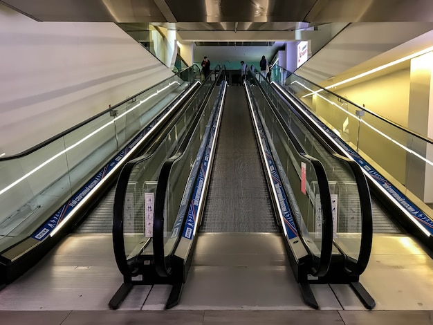 Escada rolante especial em shopping moderno para pessoas com carrinhos de supermercado e deficientes físicos no shopping