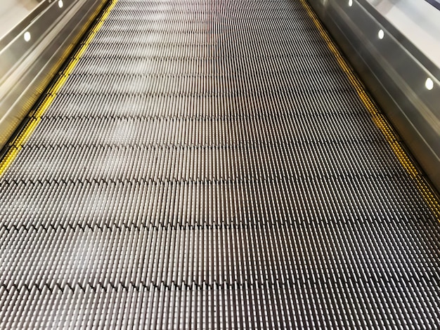 Escada rolante suave para carrinho de compras no shopping ou aeroporto.