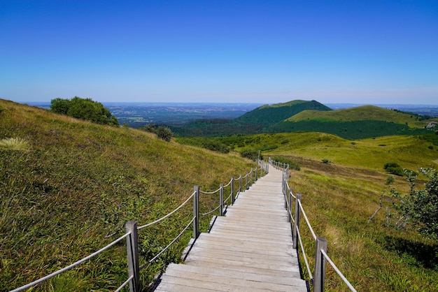 Escada turística de madeira para fácil acesso no vulcão Puy de Dôme, na montanha alta, em Auvergne, frança