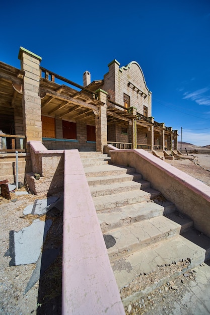 Escadaria da cidade fantasma do deserto que leva à estação de trem abandonada