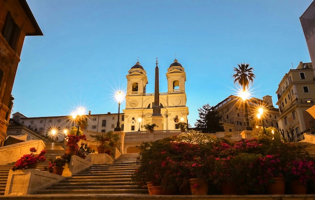 Escadaria de espanha e igreja de trinita dei monti em roma