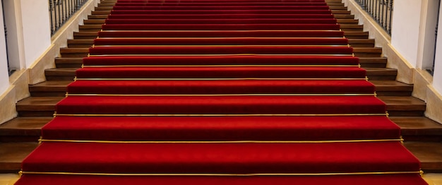 Escadaria de madeira coberta com fundo de tapete vermelho